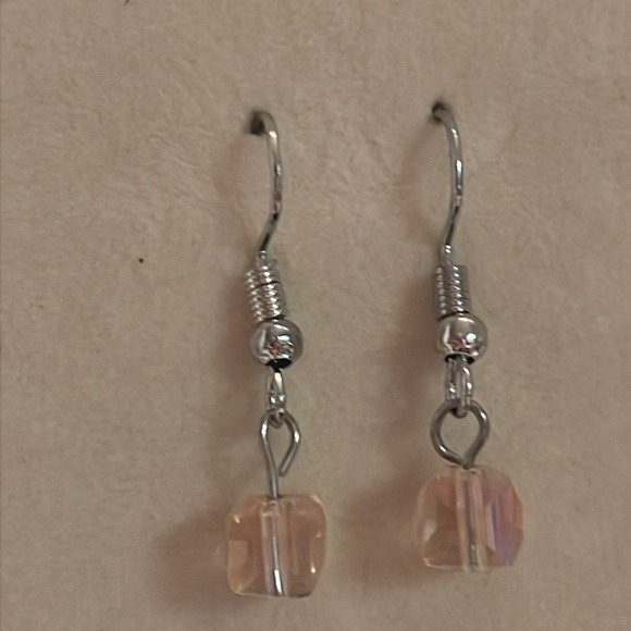 NWOT 1.25” hypoallergenic silver tone & pink lucite cube dangle drop earrings - Picture 2 of 12